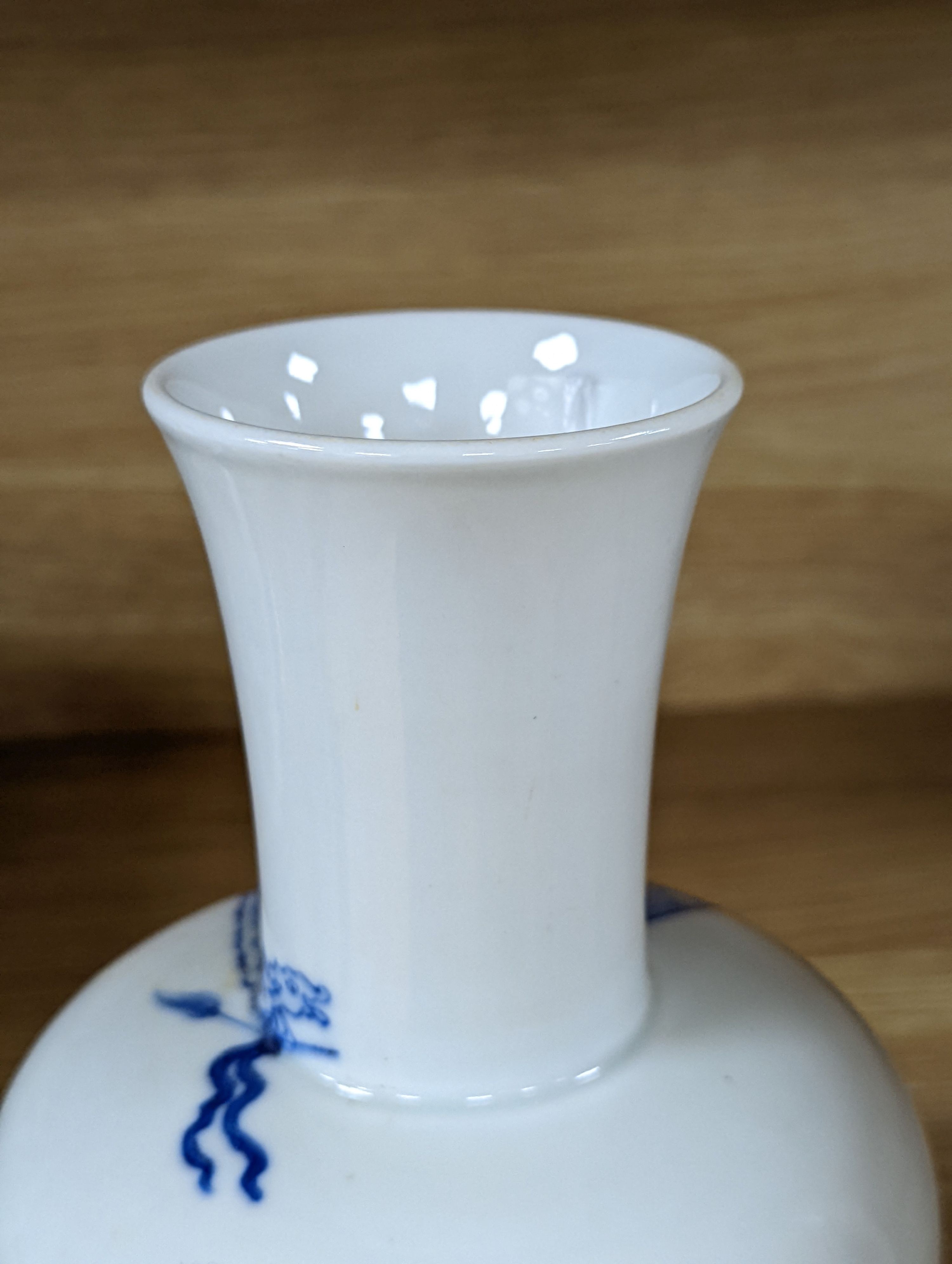 A 19th century Chinese blue and white vase, 20cm